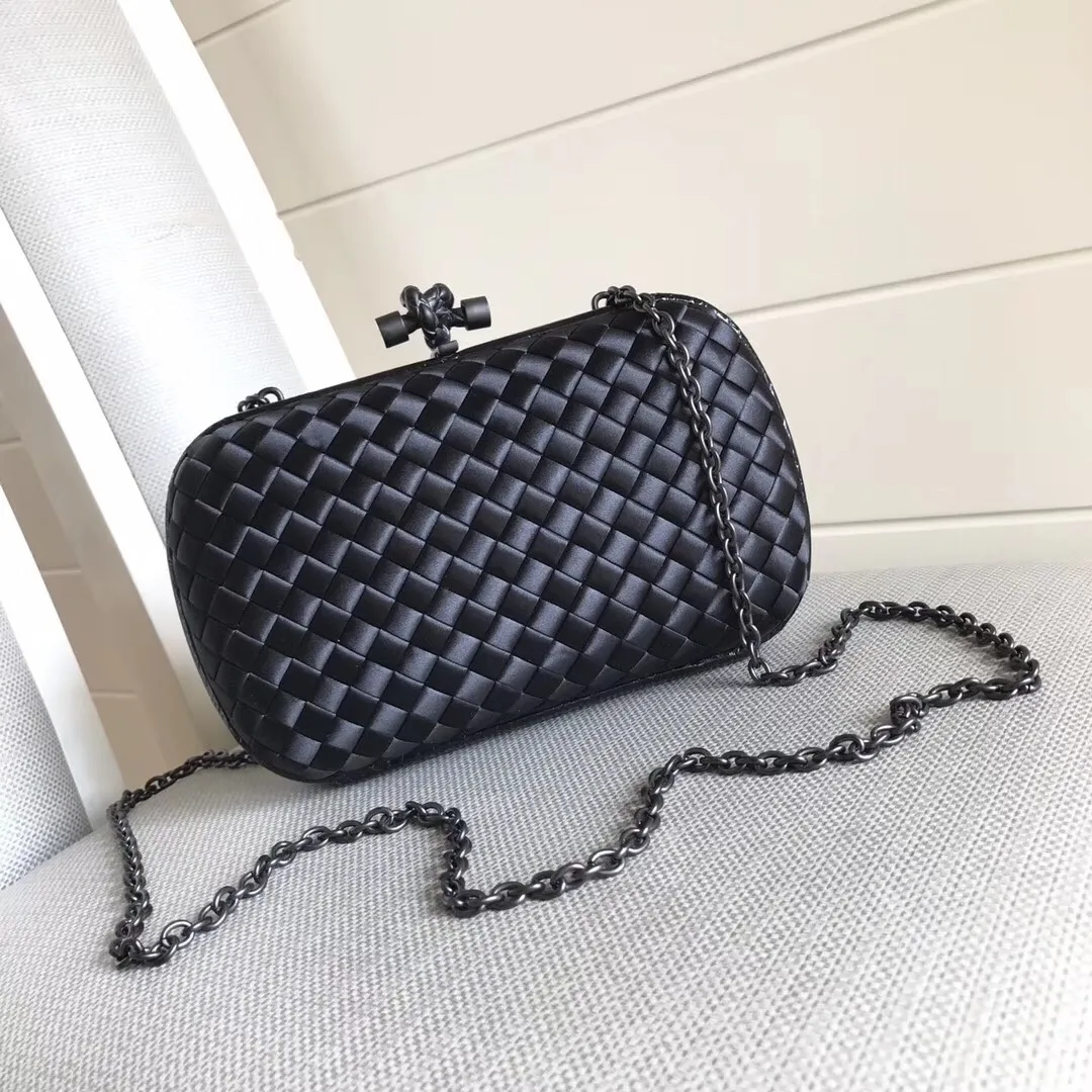 Model 8651 The popular Knot clutch ~ is made of exquisite Japanese silk fabric with freshwater snakeskin piping. It looks elegant when worn cross-body or in the hand. Petite girls can also handle it. It can hold 2 iPhone X phones. Size: 20cm*12cm M56530